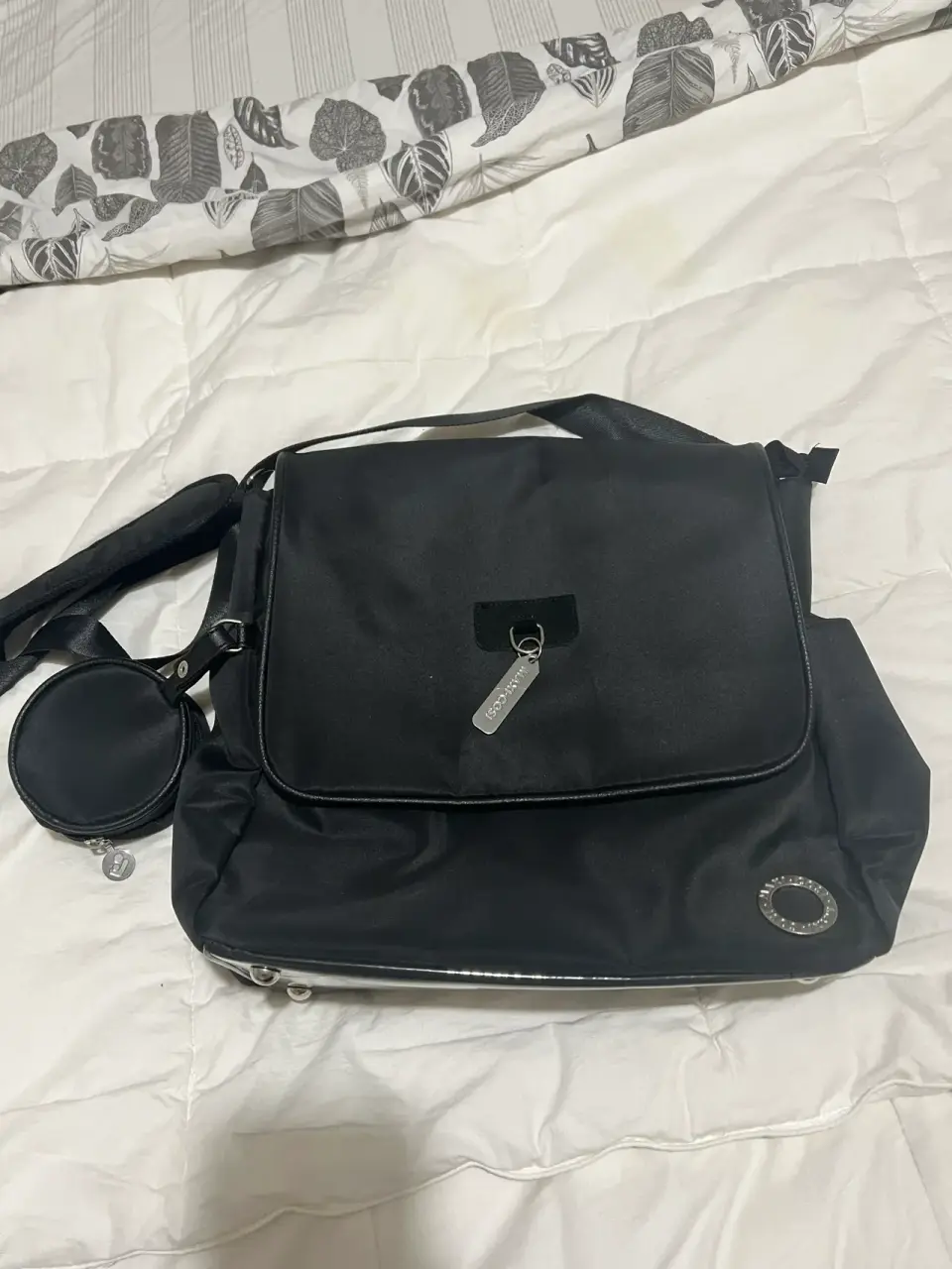 Bolso negro con correa ajustable - miniatura 1