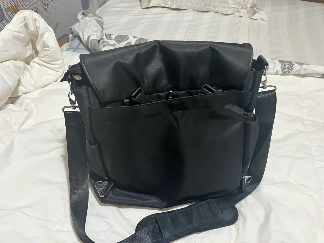 Bolso negro con correa ajustable - miniatura 2