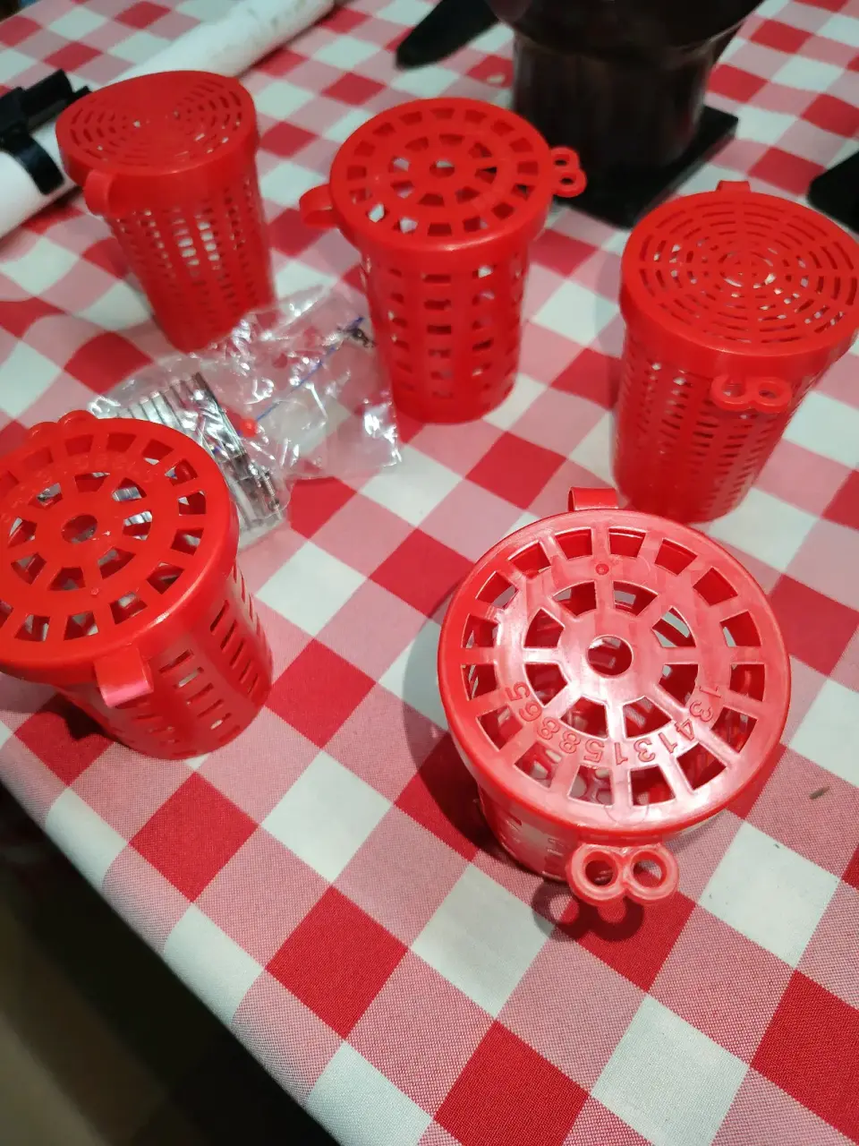 Cebaderos rojos para peces