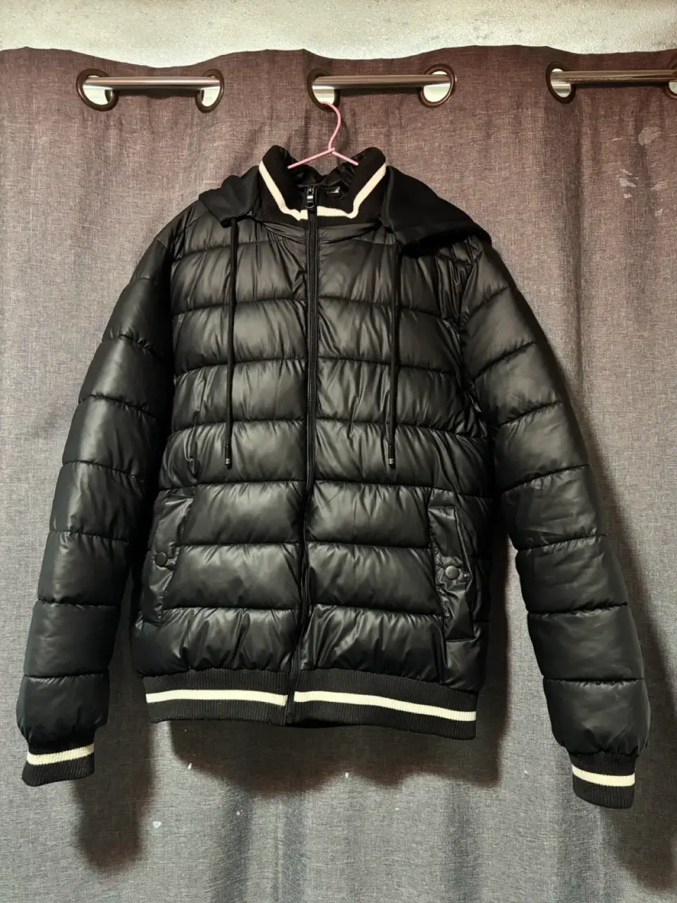 Chaqueta acolchada negra con capucha - miniatura 1