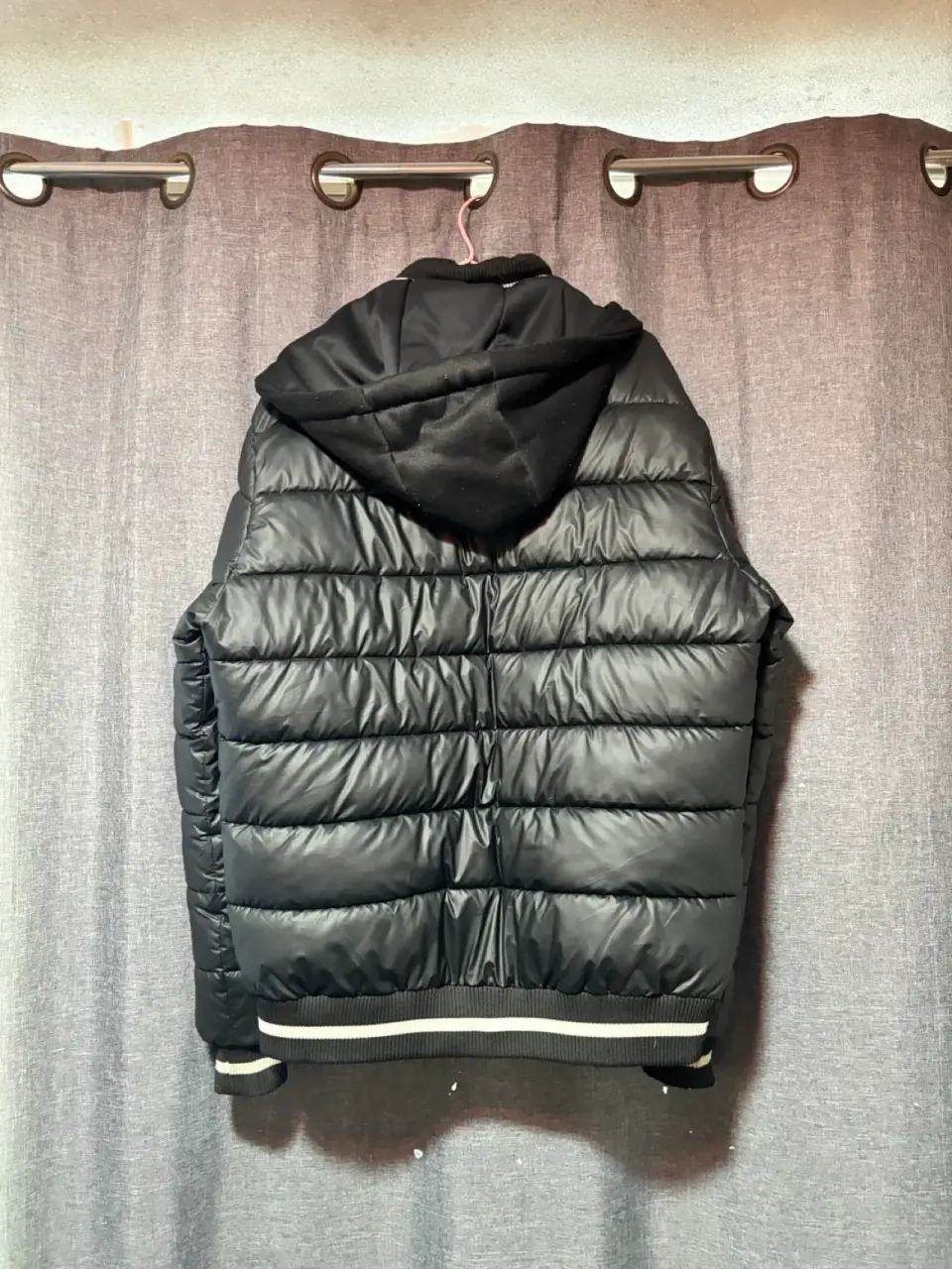 Chaqueta acolchada negra con capucha - miniatura 2