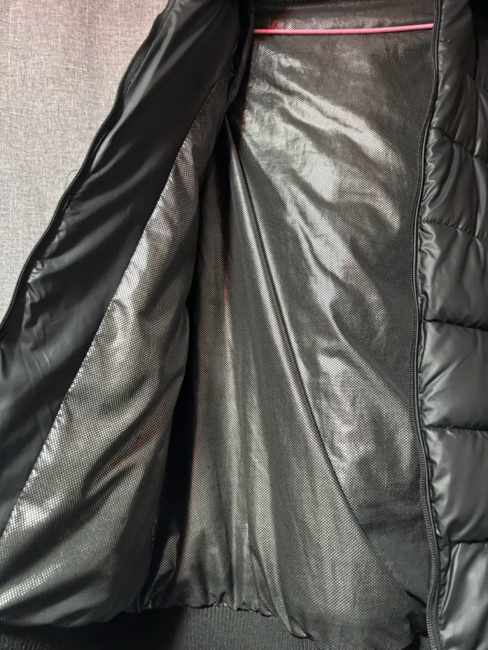 Chaqueta acolchada negra con capucha - miniatura 3