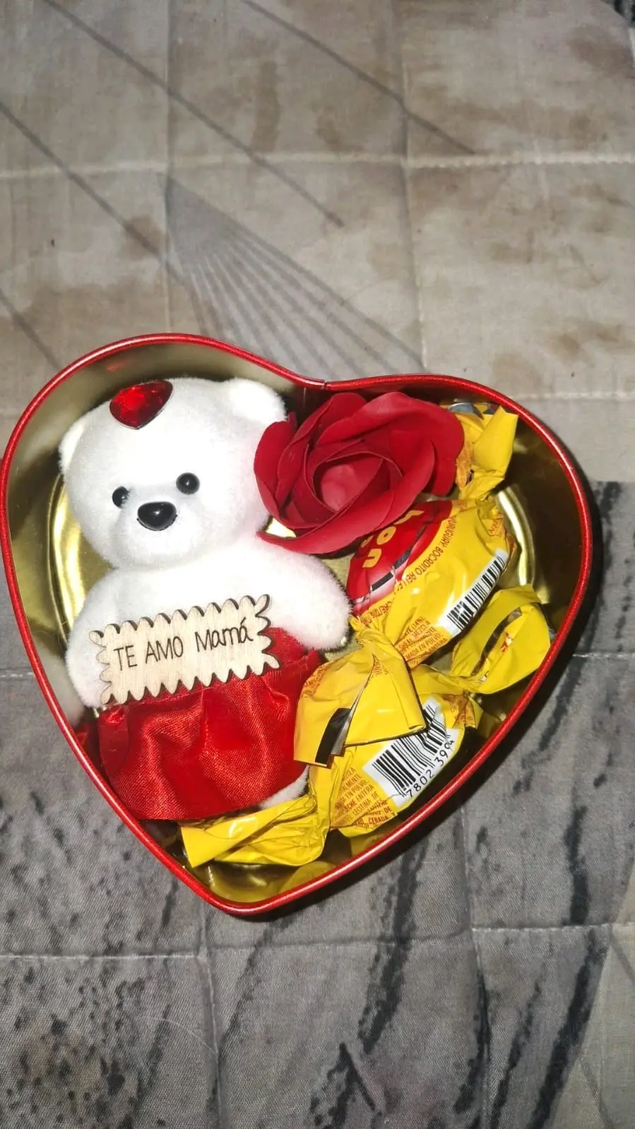 Caja regalo con globo corazón - miniatura 3