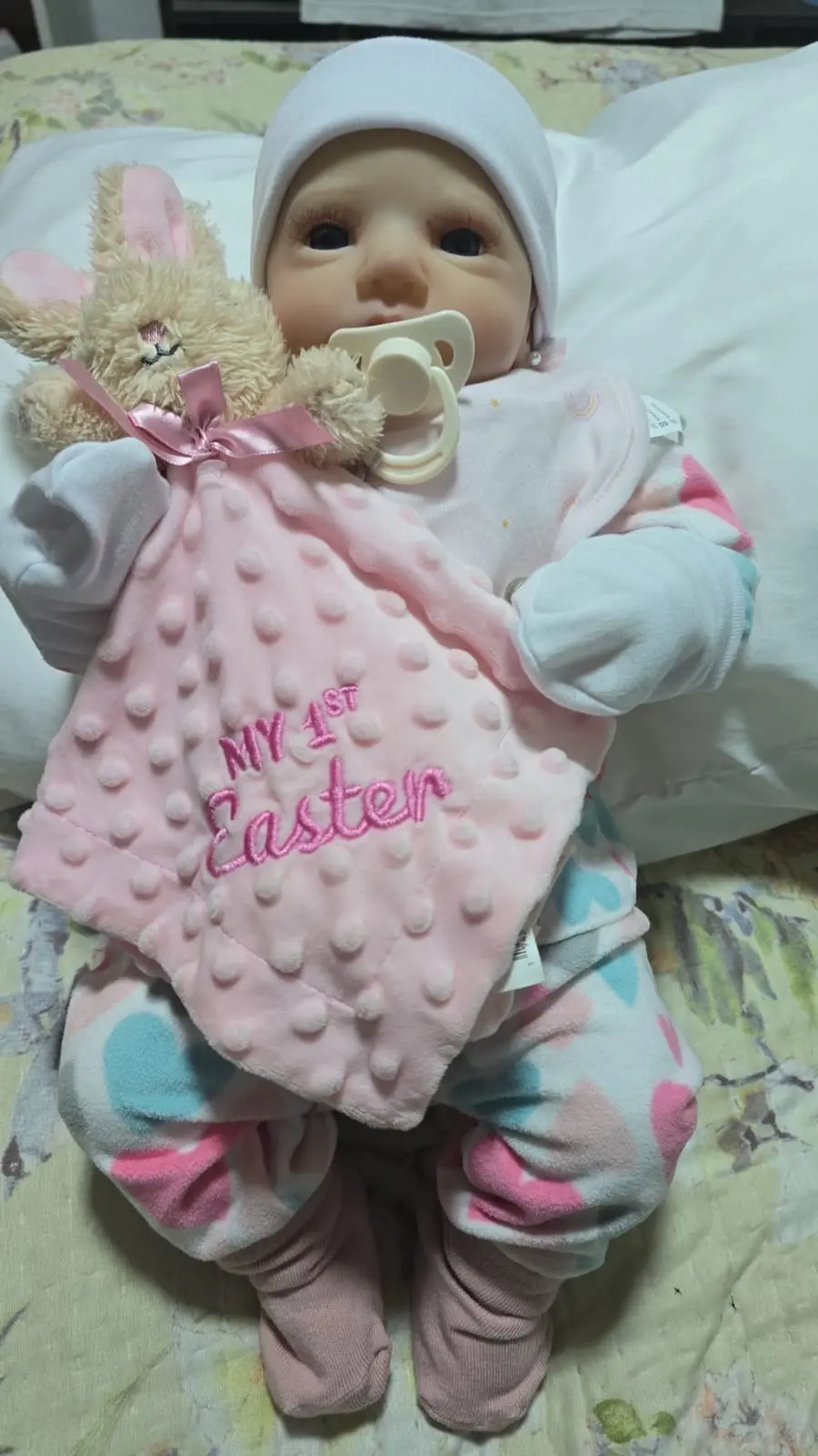 Muñeca bebé realista con chupete - miniatura 2