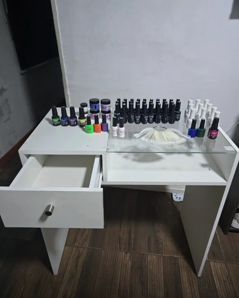 Mesa de manicura con accesorios y repisa - miniatura 1