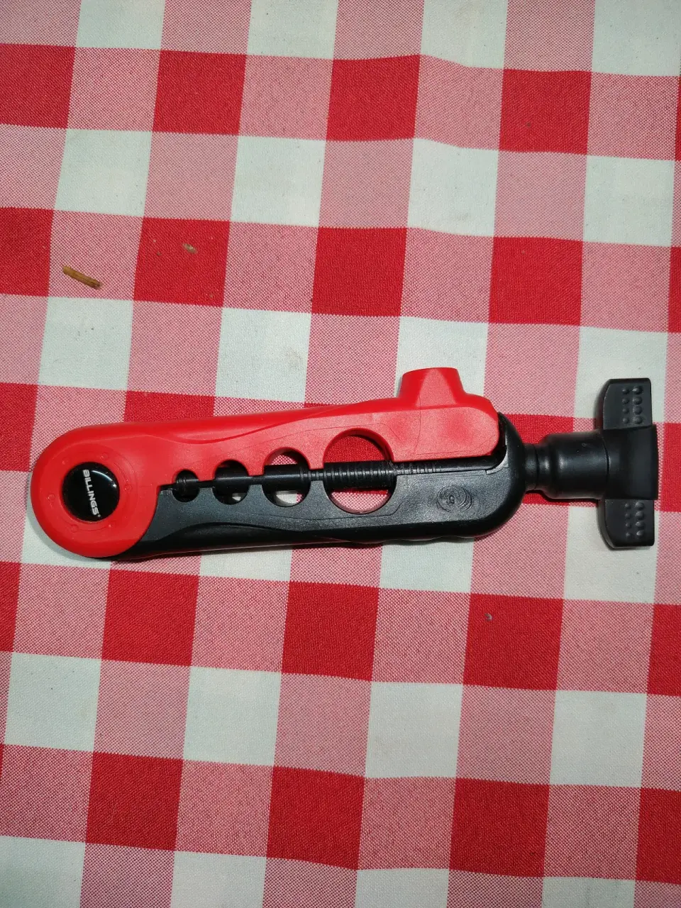 Llave para cargar carretes de pesca roja - miniatura 1
