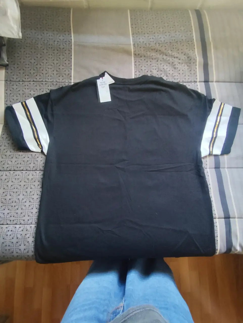 Polera negra con mangas decorativas - miniatura 1