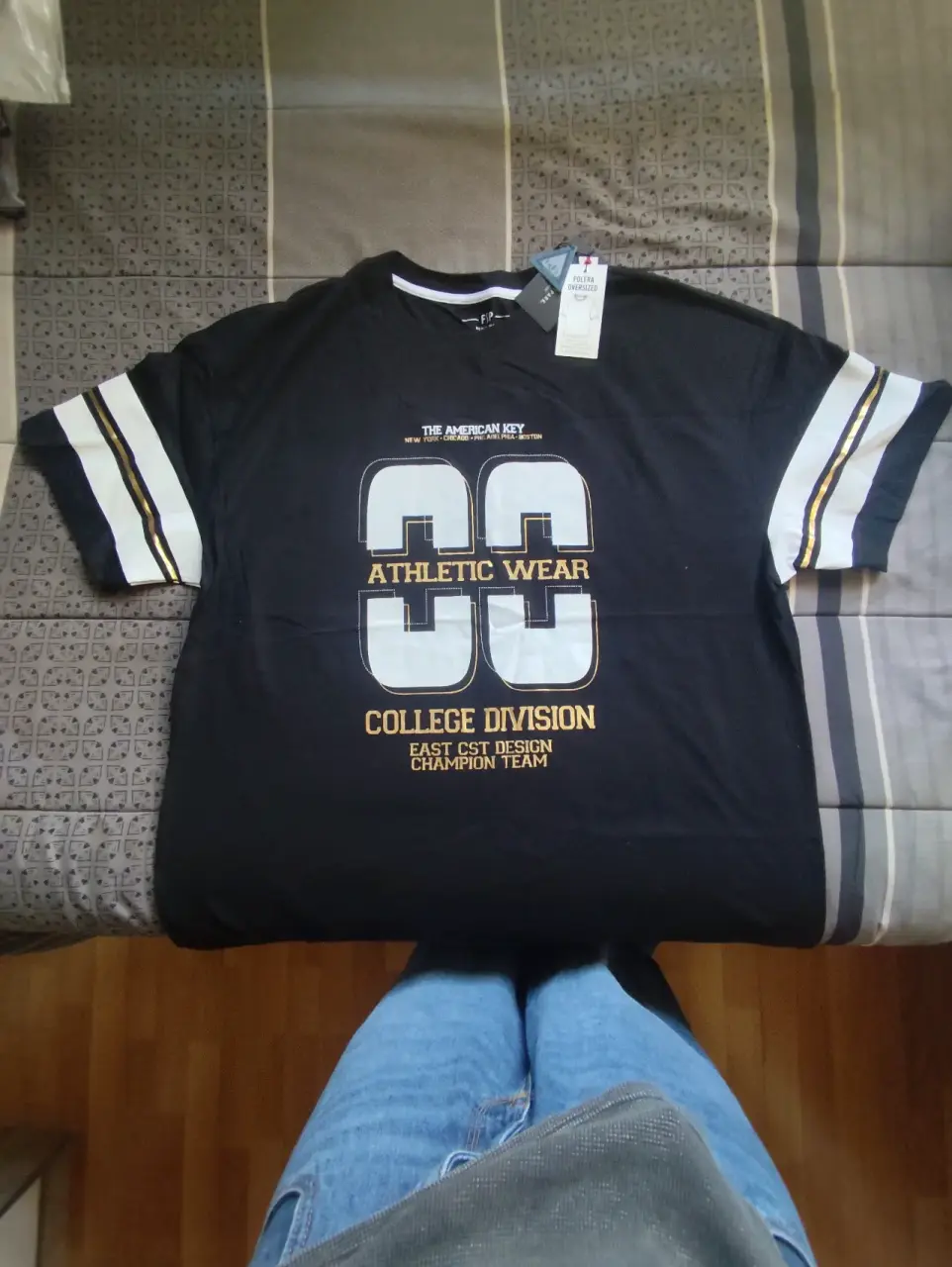 Polera negra con mangas decorativas - miniatura 2