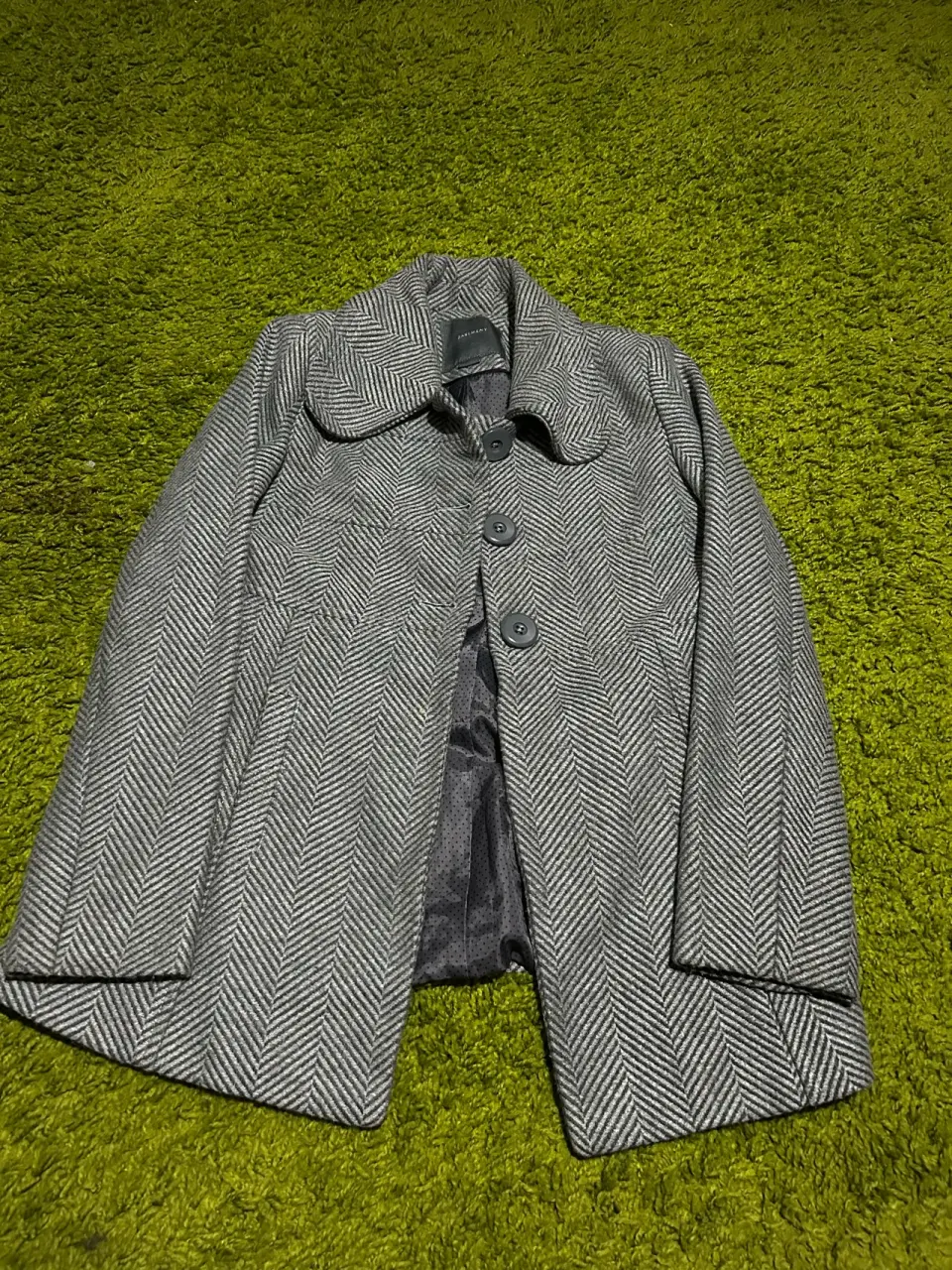 Abrigo de lana gris con botones