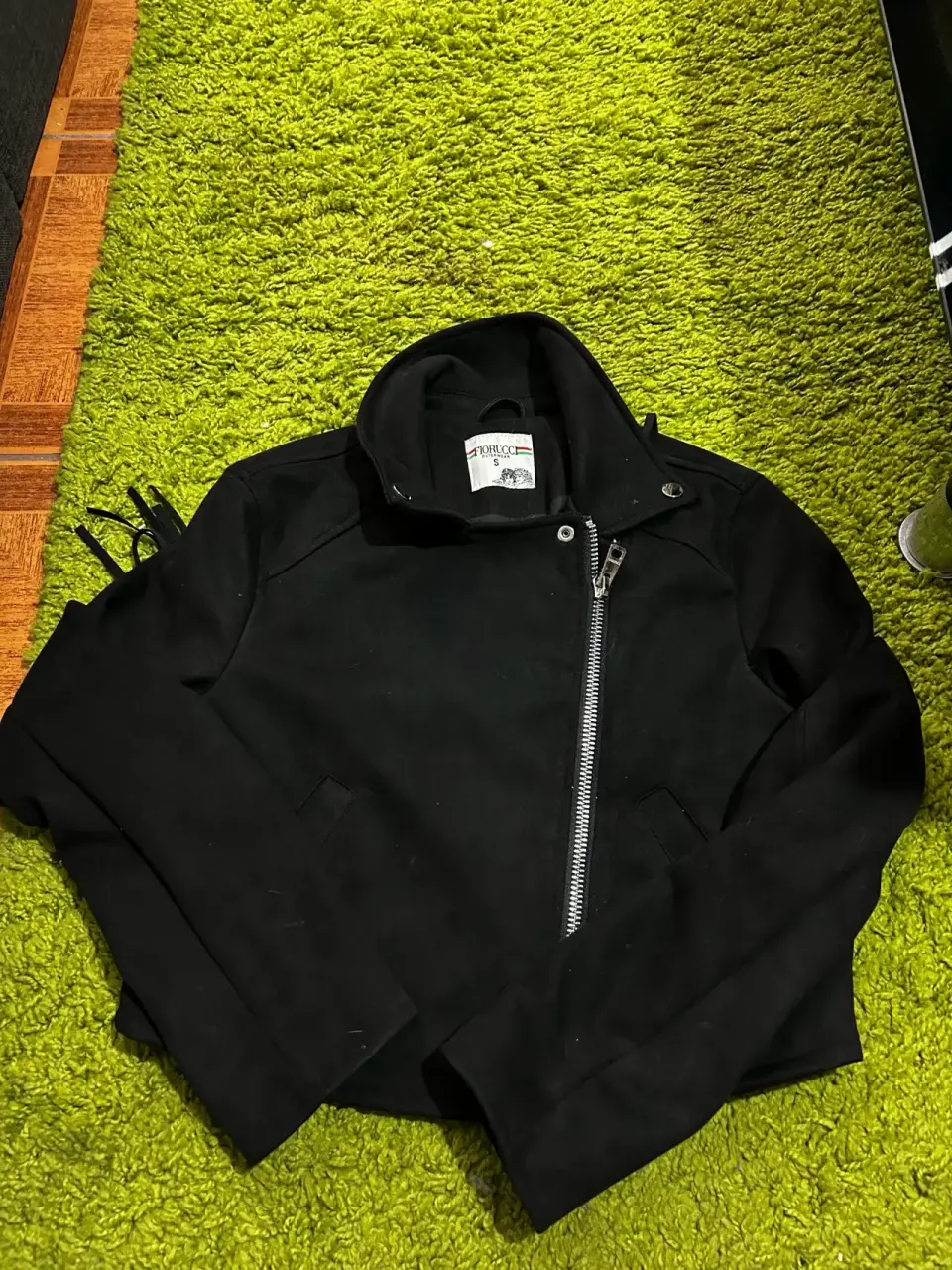 Chaqueta negra con cierre
