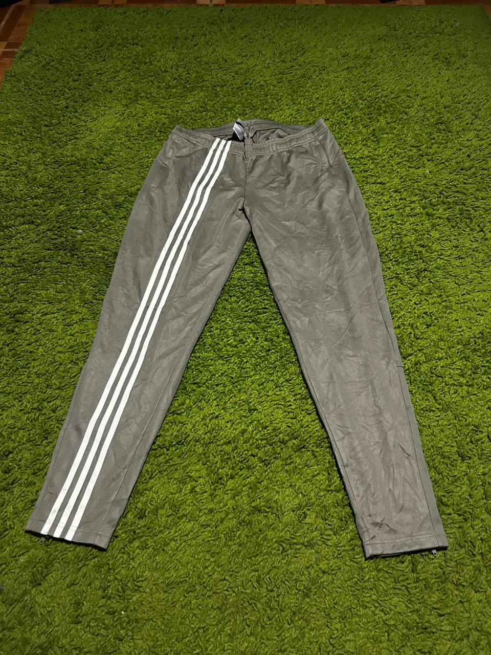 Pantalones deportivos grises