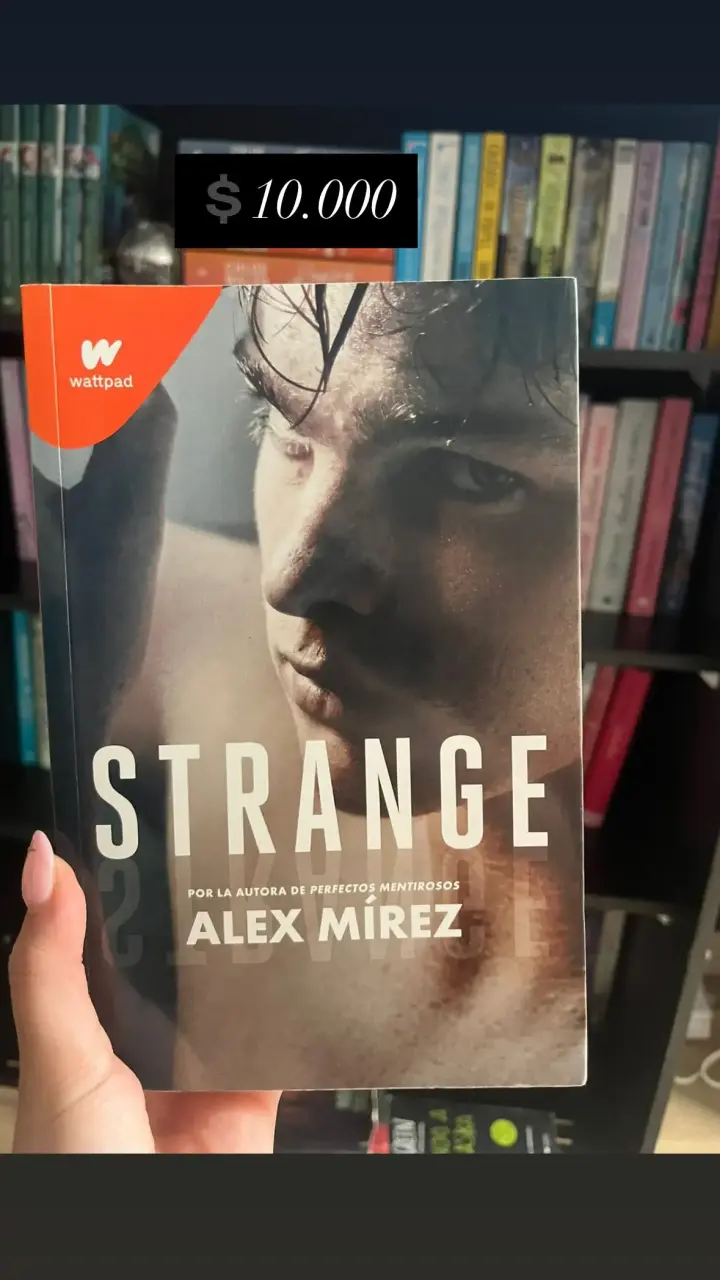 Libro 'Strange' por Alex Mírez