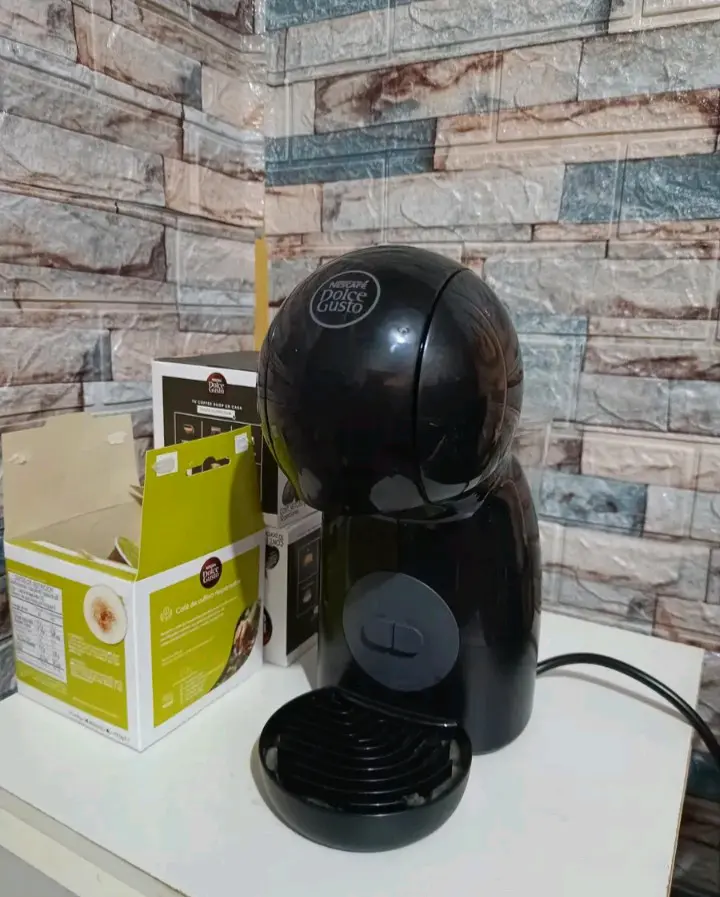 Cafetera Dolce Gusto negra con 3 pack de cápsulas - miniatura 1
