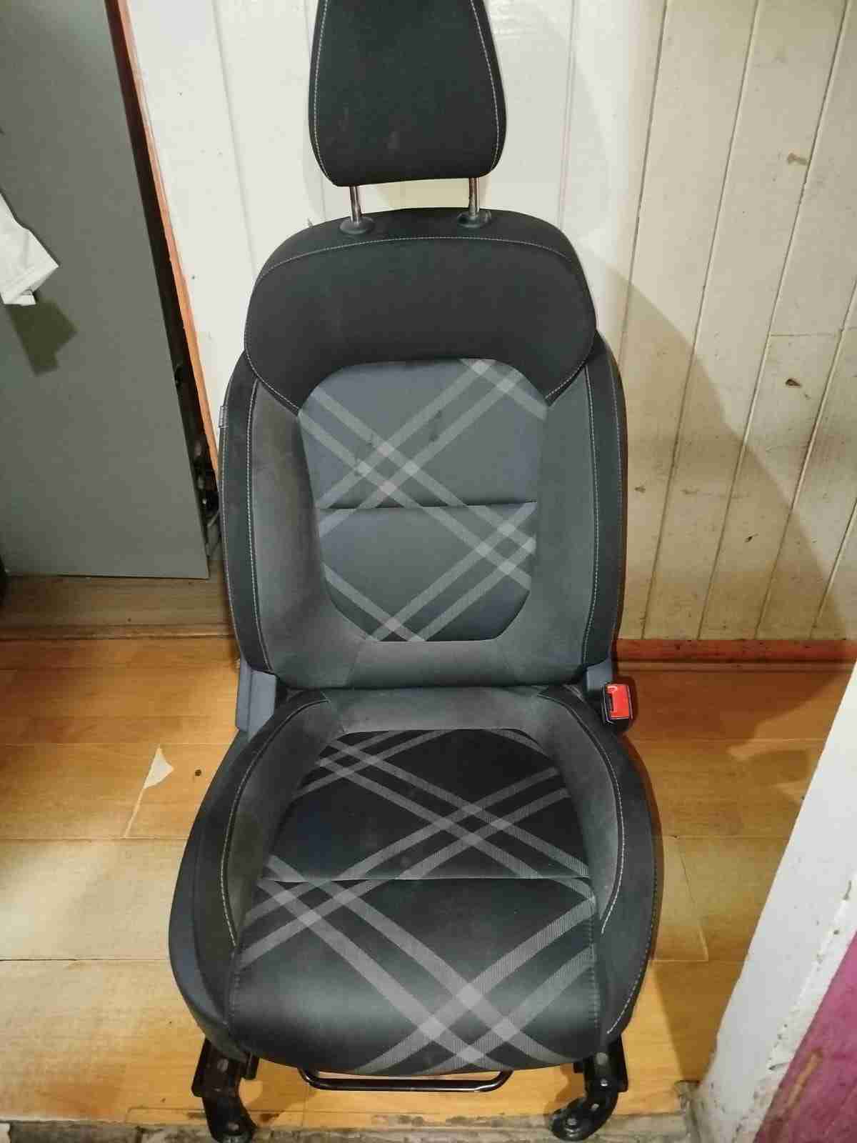 Asiento de auto negro con diseño - miniatura 1