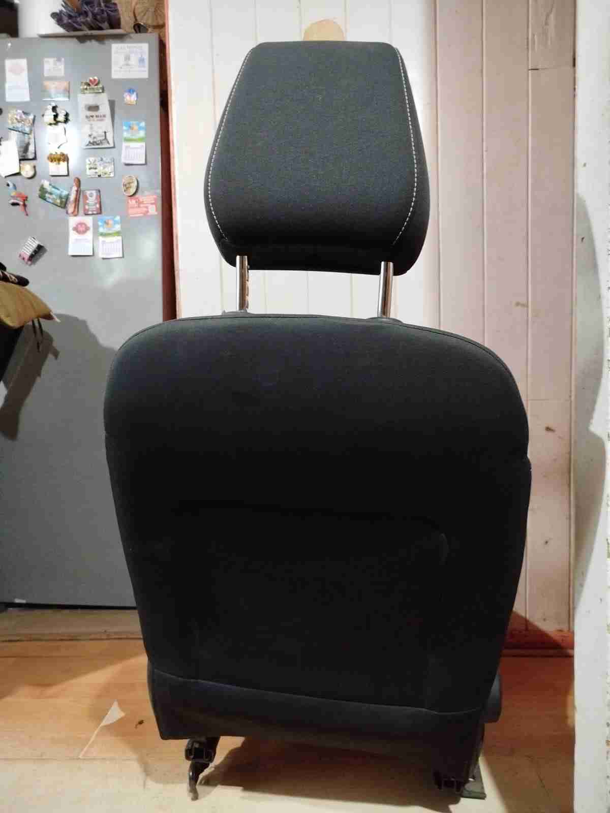 Asiento de auto negro con diseño - miniatura 2