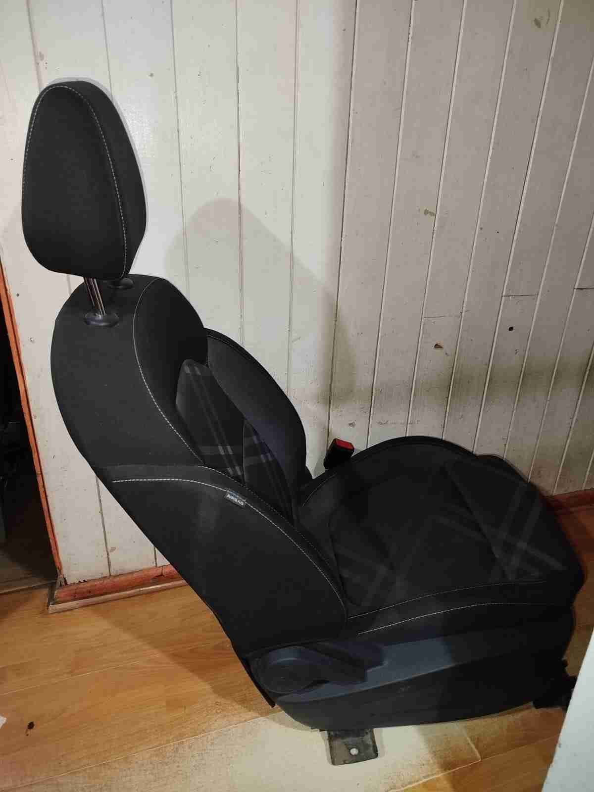 Asiento de auto negro con diseño - miniatura 3