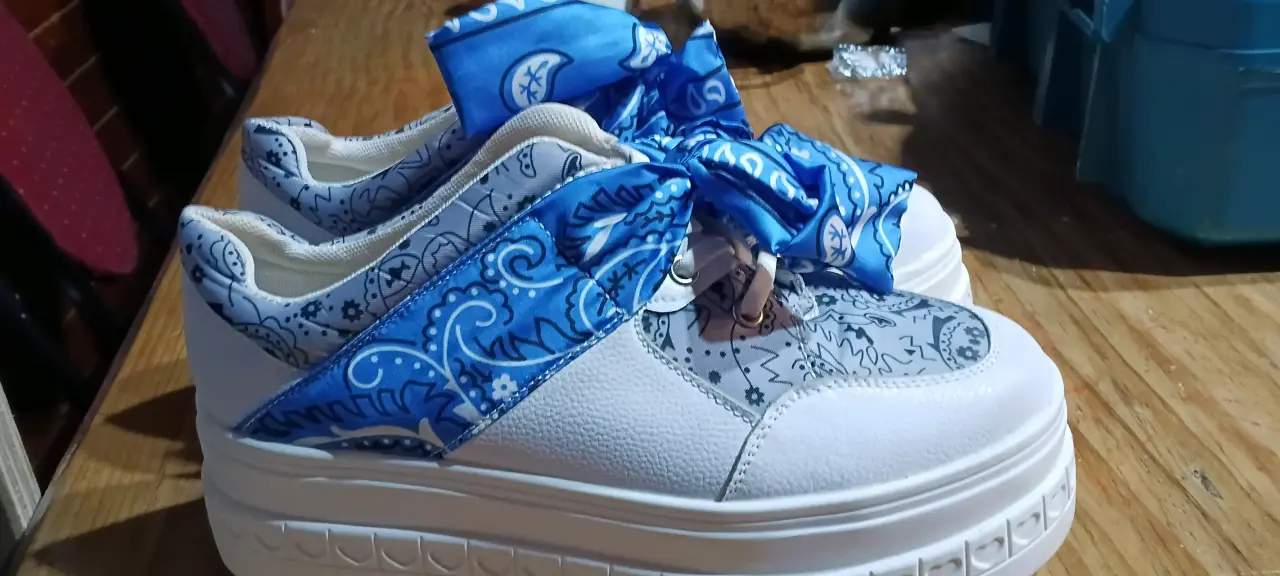 Zapatillas blancas con diseño azul - miniatura 2
