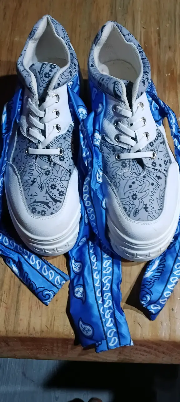Zapatillas blancas con diseño azul - miniatura 3