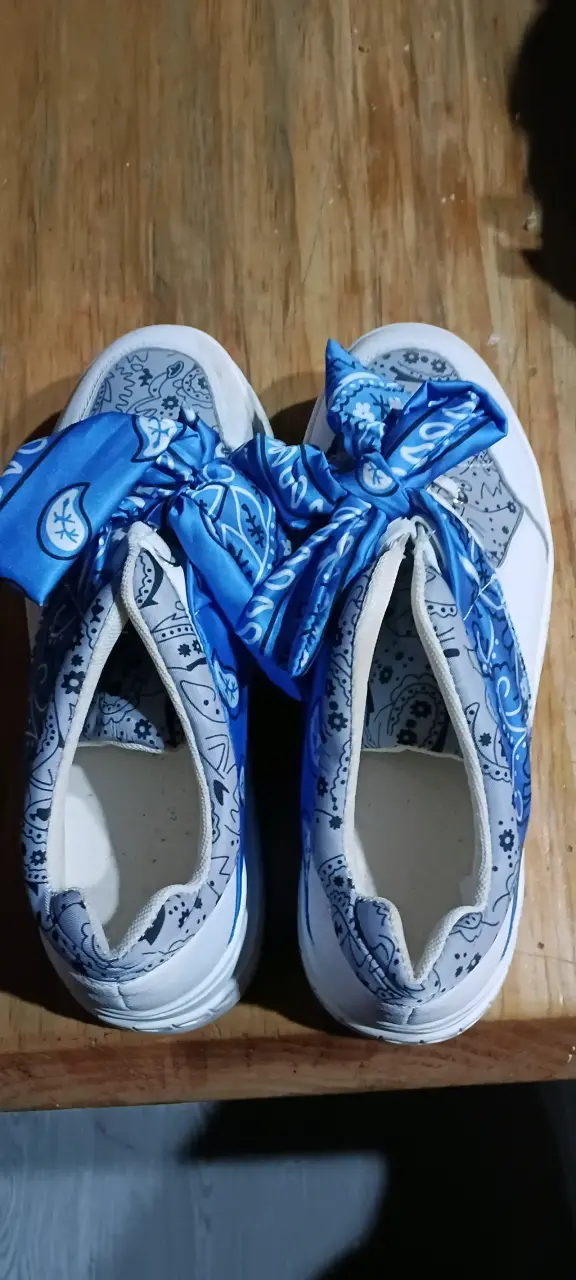 Zapatillas blancas con diseño azul - miniatura 8