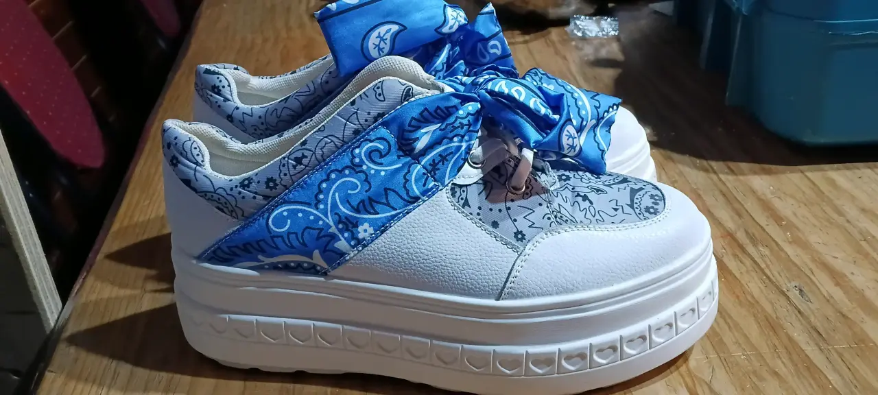 Zapatillas blancas con diseño azul - miniatura 9