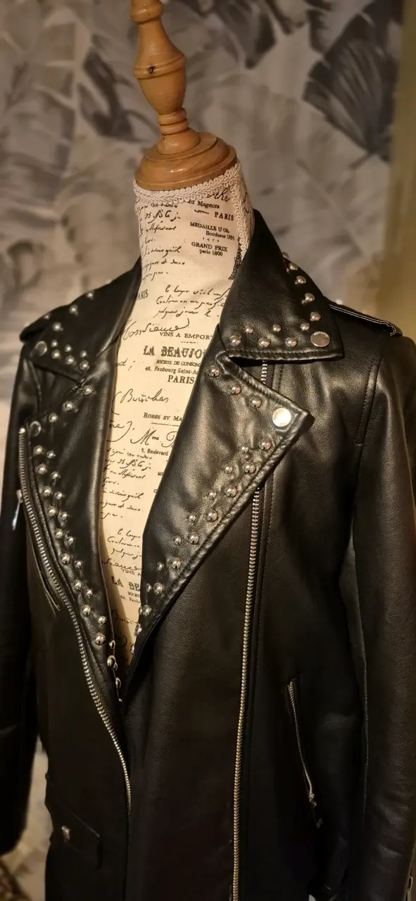 Chaqueta de cuero con tachas