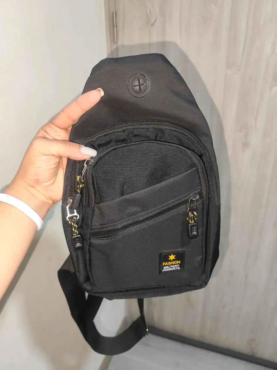 Mochila bandolera negra compacta