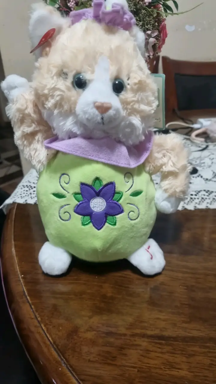Peluche mecanico gato con vestido floral