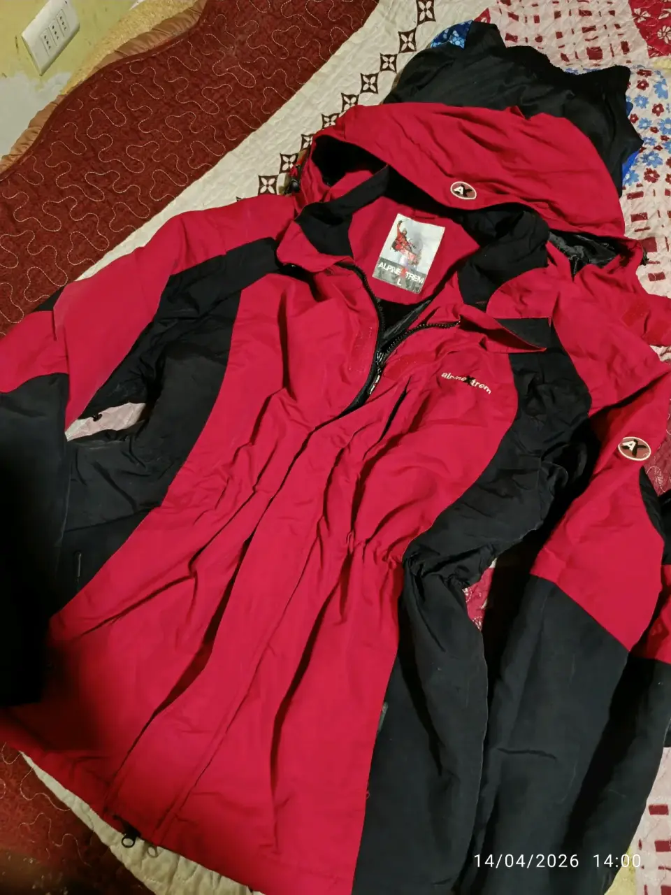 Chaqueta impermeable roja y negra