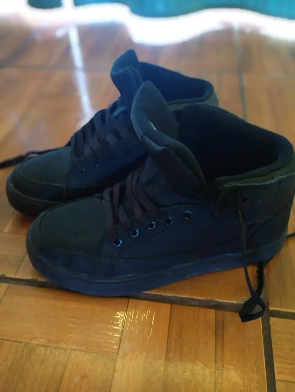 Zapatillas negras de caña alta - miniatura 1