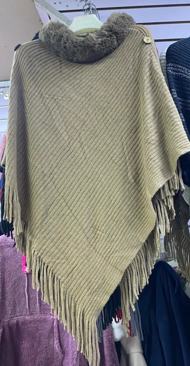 Poncho beige con flecos