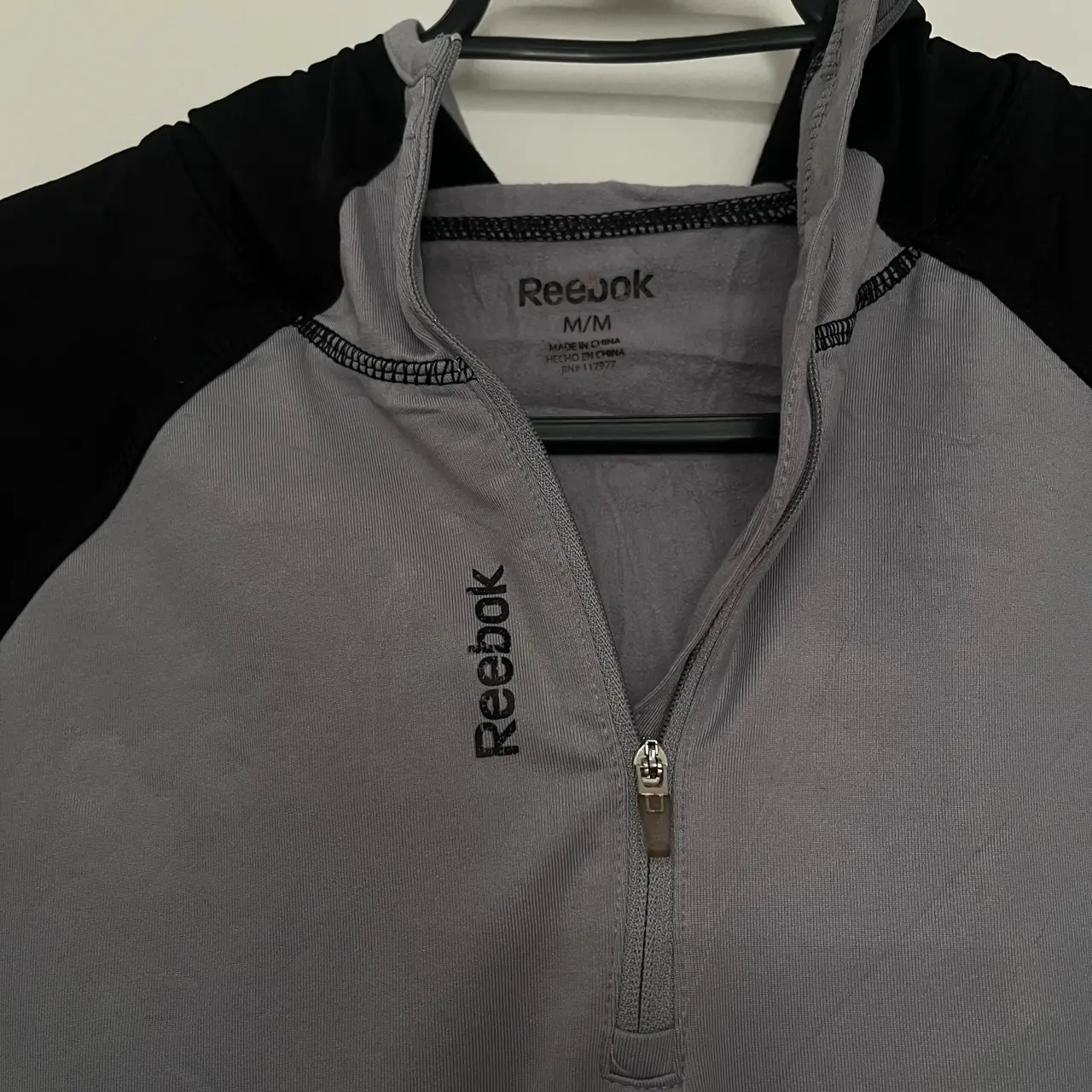 Polera deportiva Reebok gris y negra - miniatura 1
