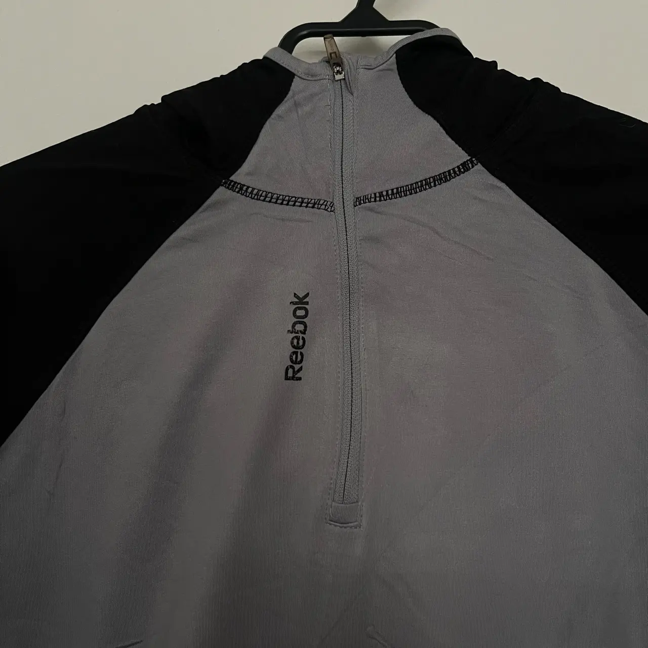 Polera deportiva Reebok gris y negra - miniatura 2