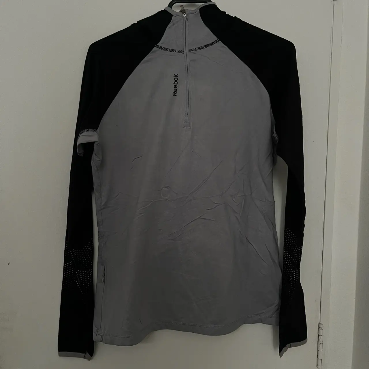 Polera deportiva Reebok gris y negra - miniatura 3
