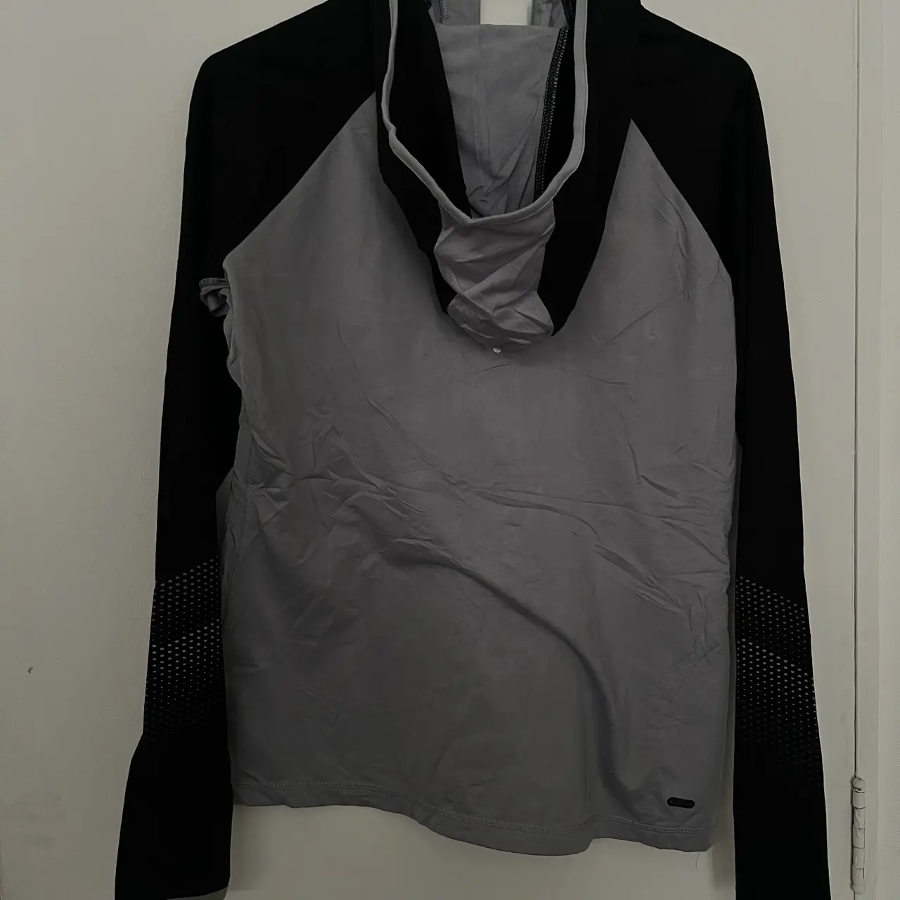 Polera deportiva Reebok gris y negra - miniatura 4