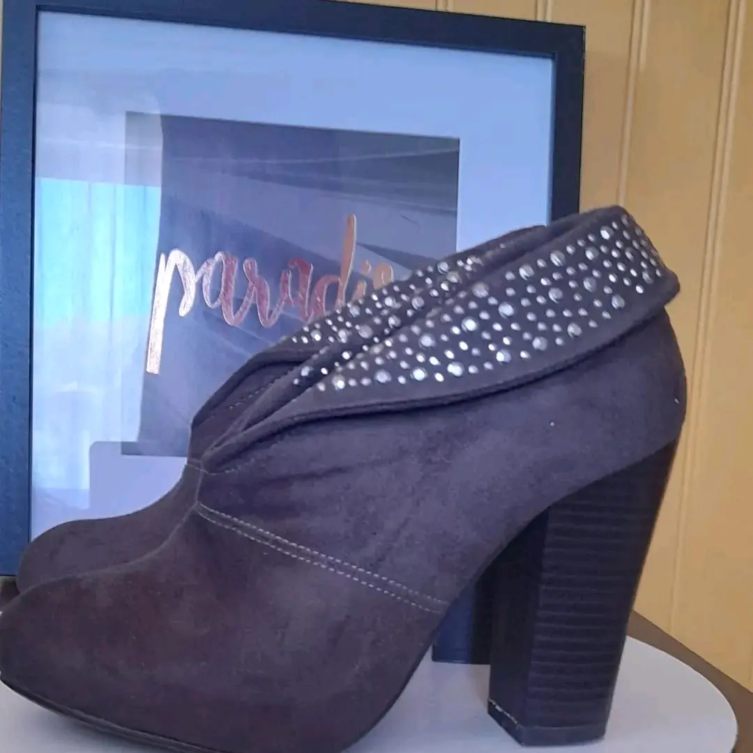 Botines de tacón altos con tachuelas