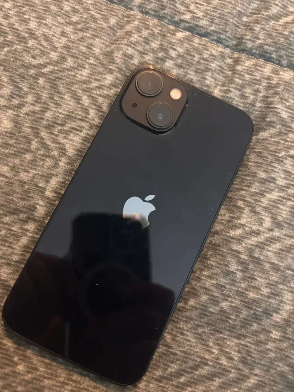 iPhone 13 negro en buen estado - miniatura 1