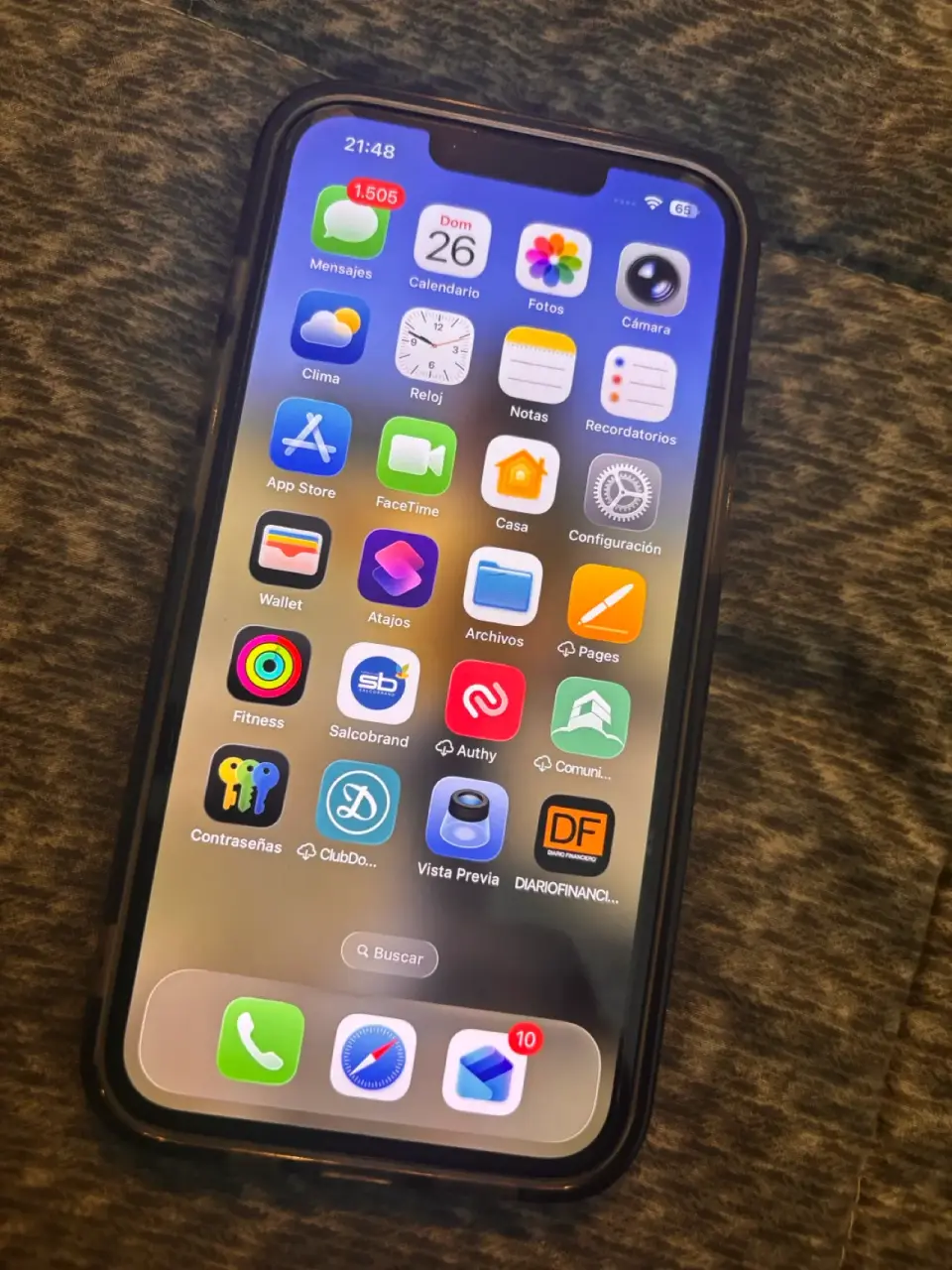 iPhone 13 negro en buen estado - miniatura 2