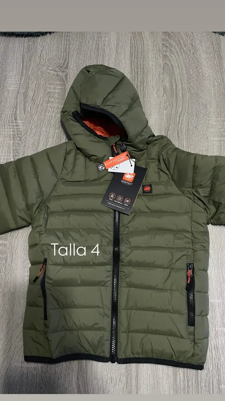Chaqueta verde acolchada con gorro
