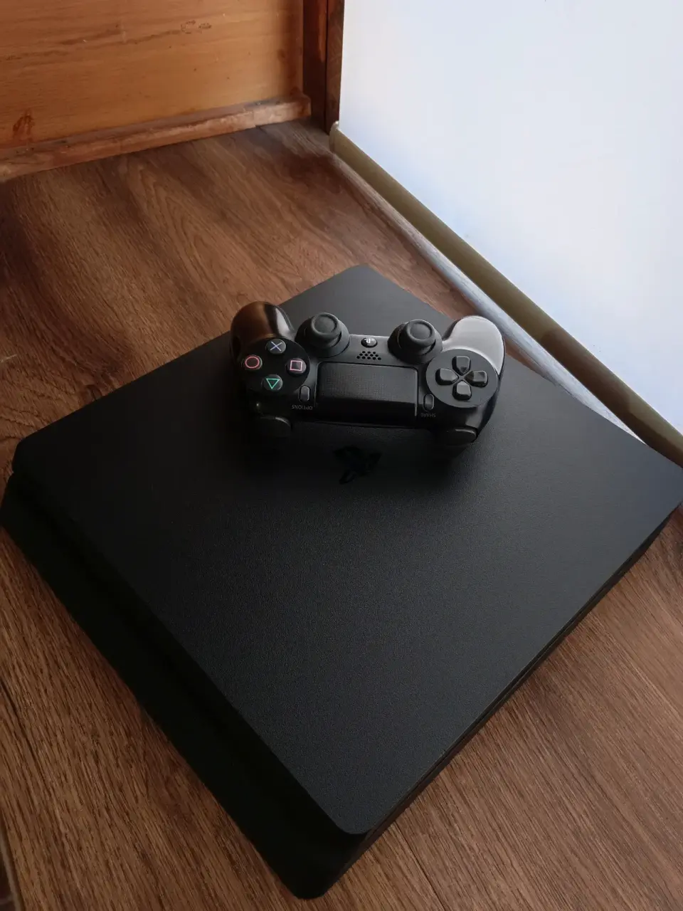 Consola PS4 con control - miniatura 1