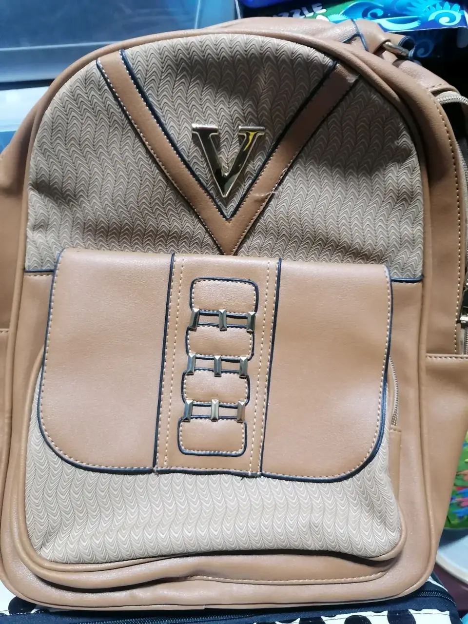 Mochila beige con bolsillo frontal