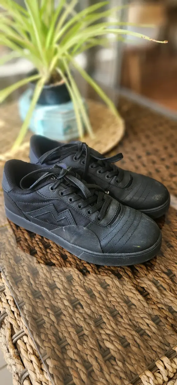 Zapatillas negras deportivas - miniatura 2