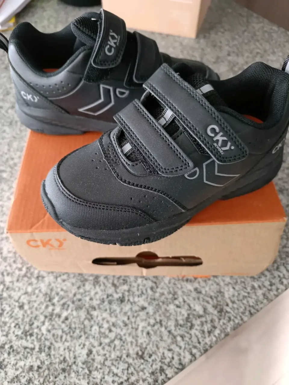 Zapatillas negras con velcro CKY - miniatura 1