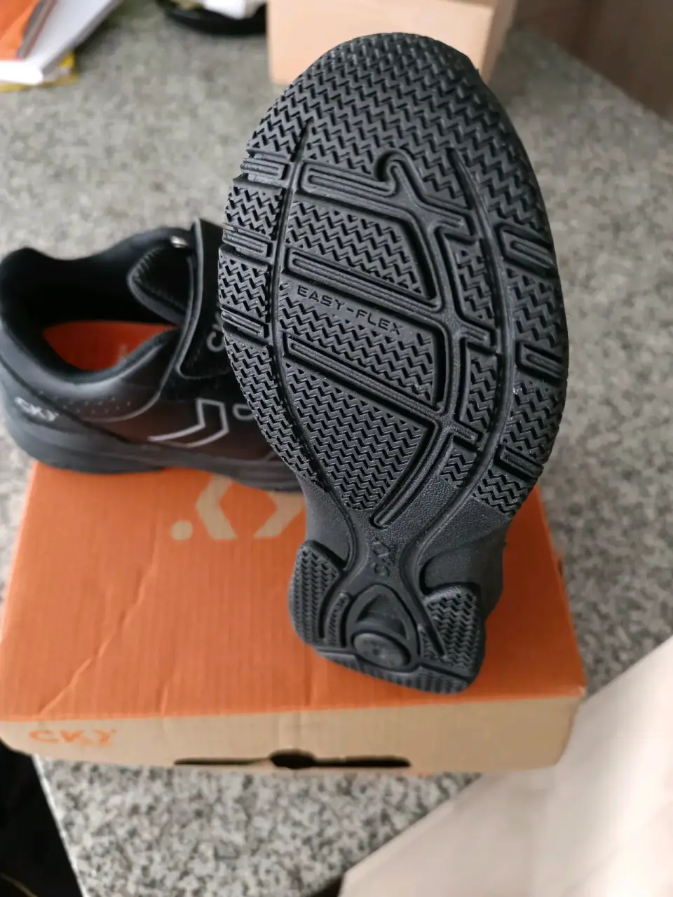 Zapatillas negras con velcro CKY - miniatura 2