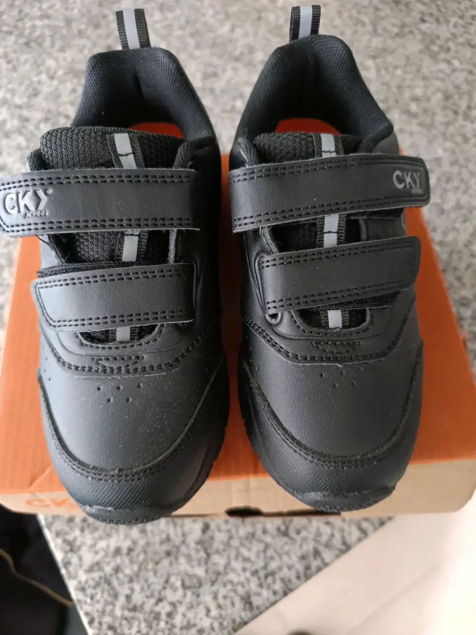 Zapatillas negras con velcro CKY - miniatura 3