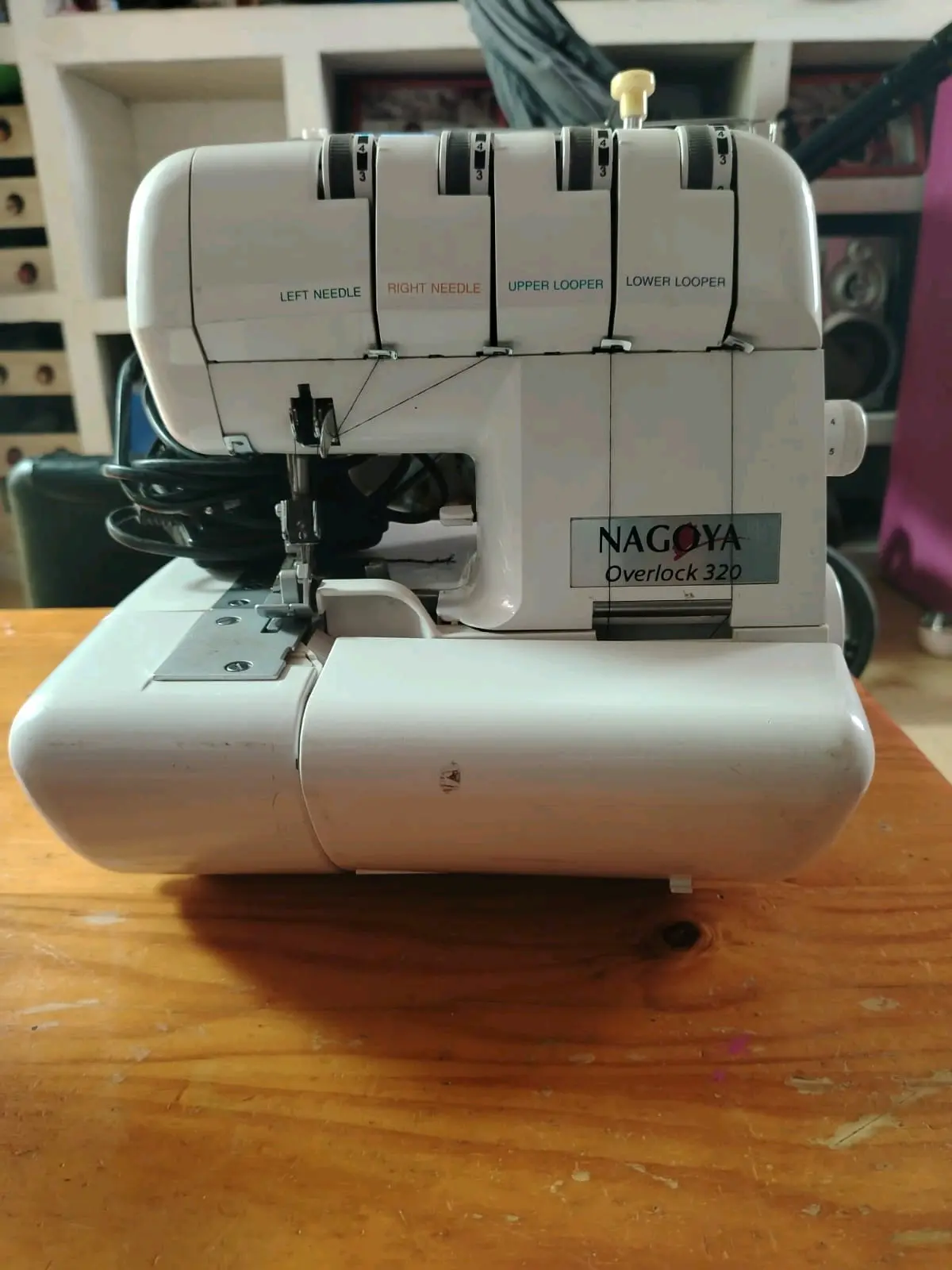 Máquina overlock Nagoya 320D - miniatura 1