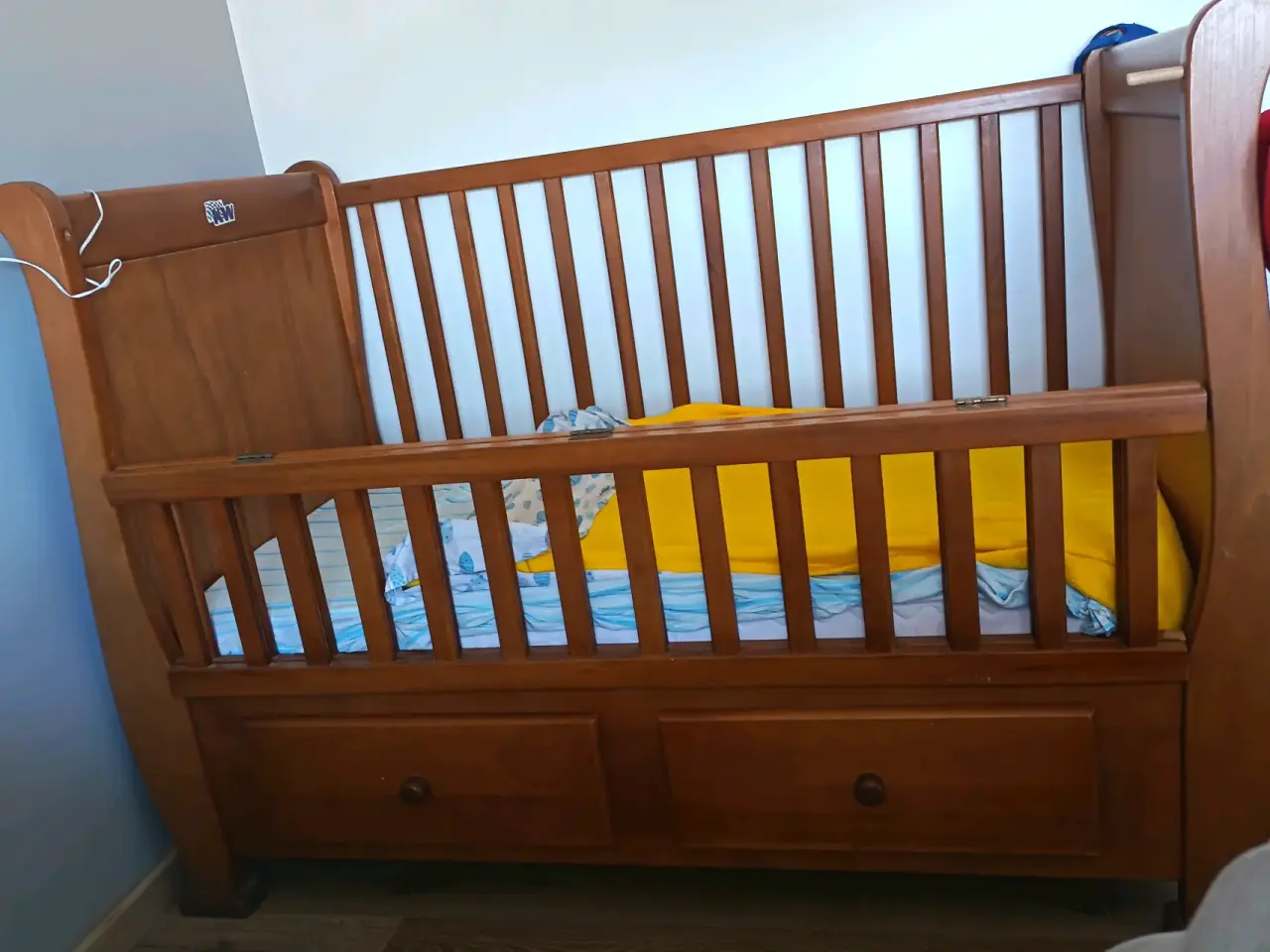 Cuna de madera con cajones