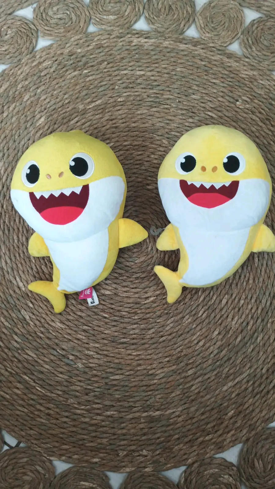Peluches amarillos de tiburón