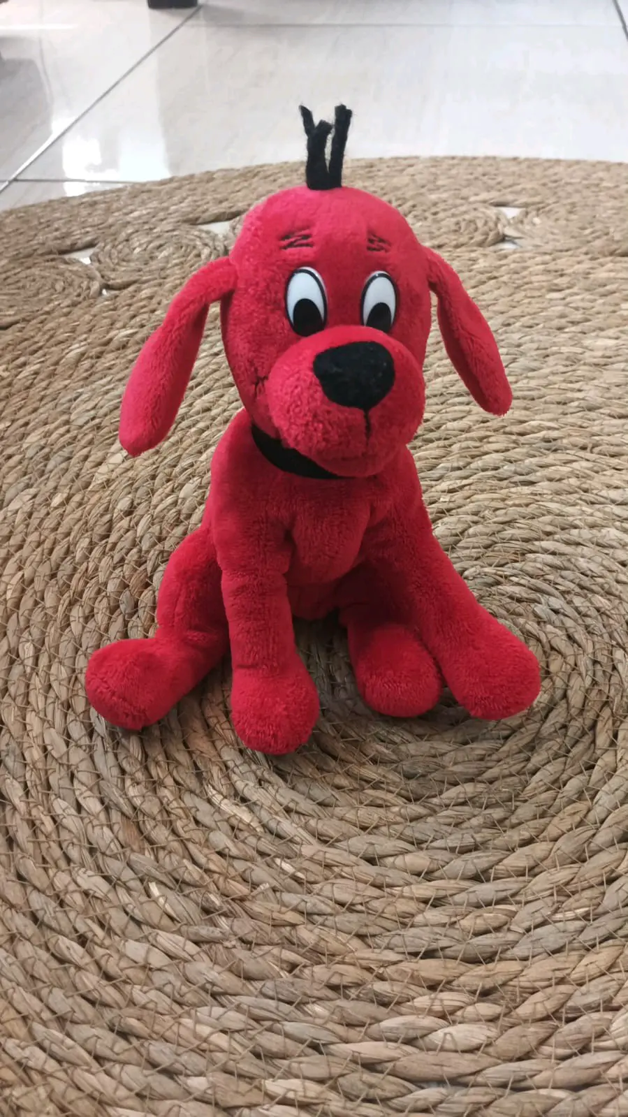 Peluches del perro rojo