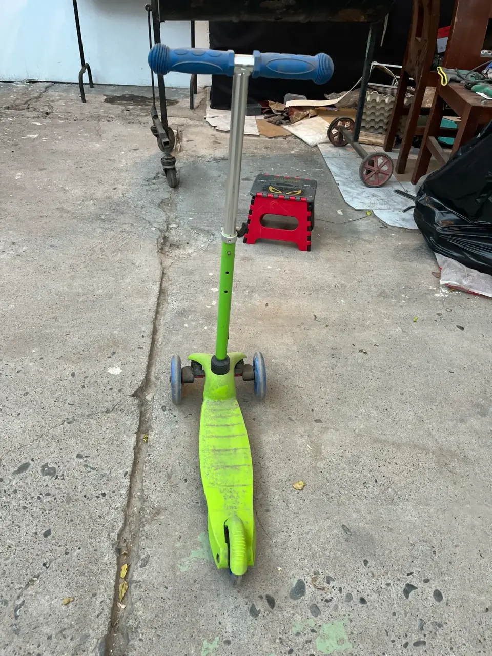 Scooter infantil verde y azul - miniatura 2