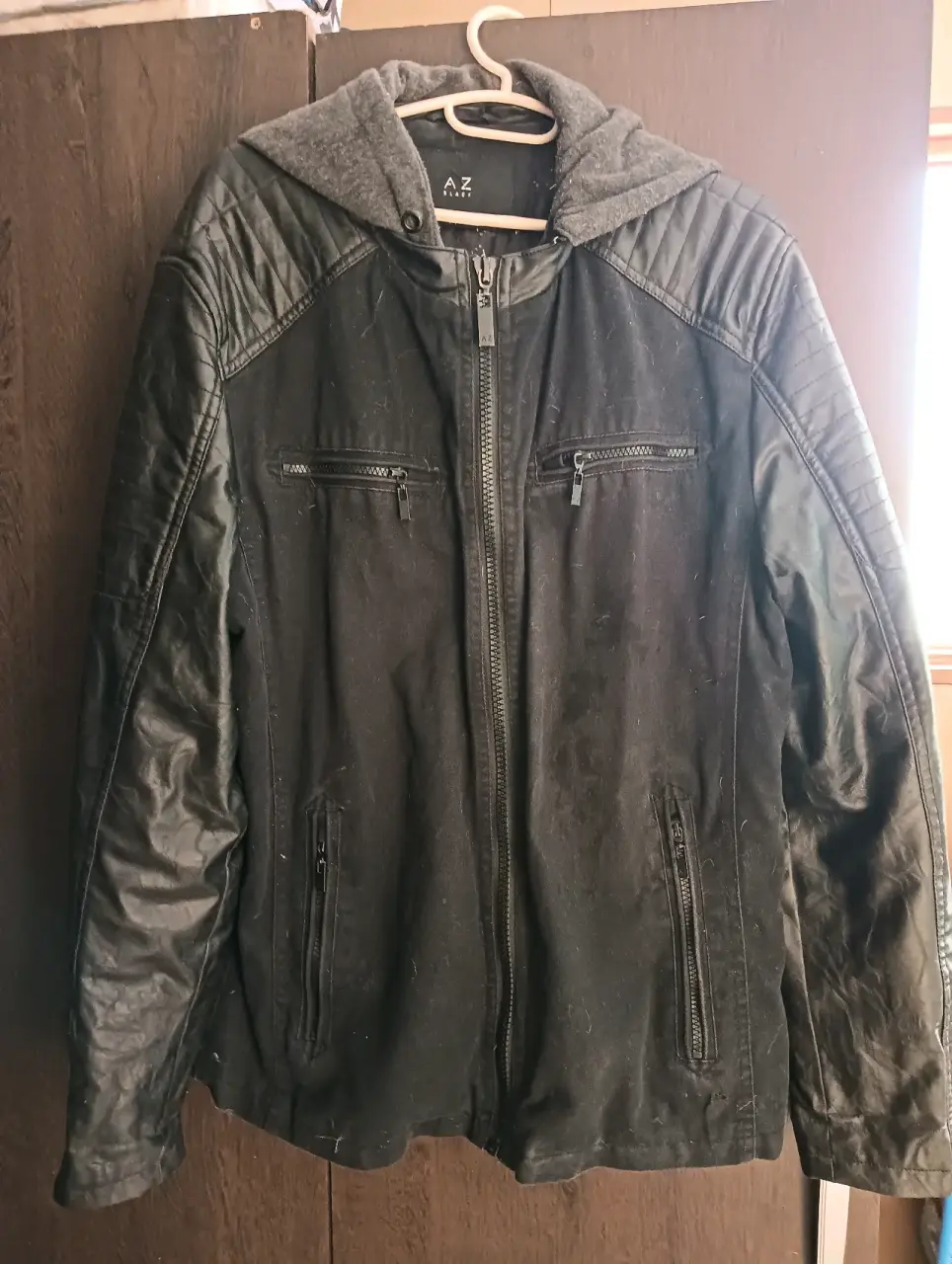 Chaqueta negra con capucha